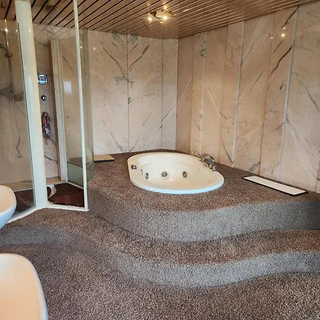 La De Louis Villa Saint-Planchers