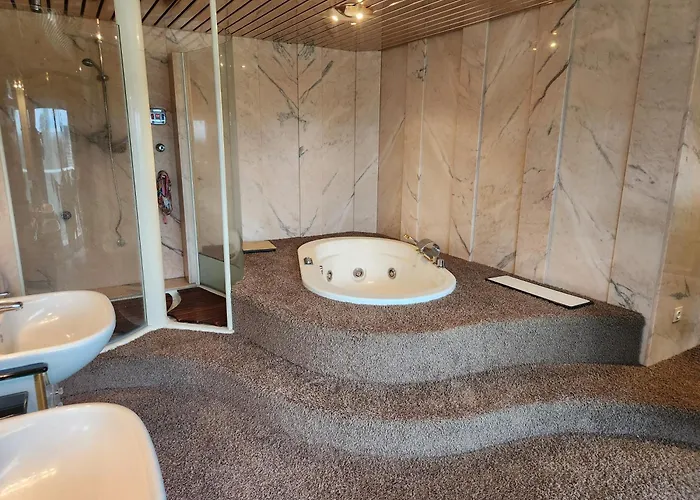 La De Louis Villa Saint-Planchers